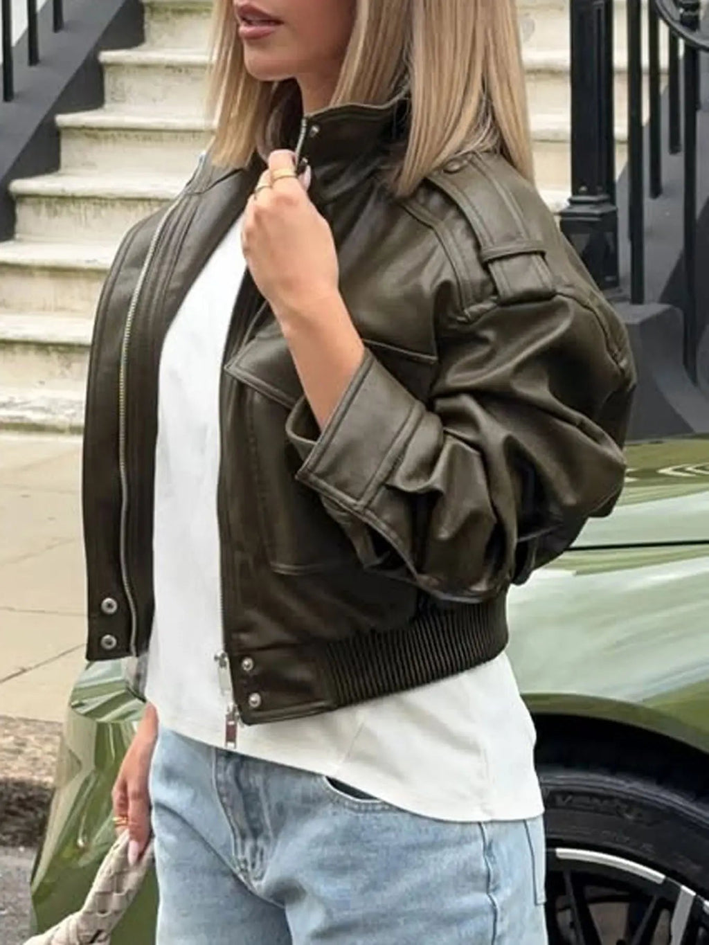 Giacca bomber da moto in ecopelle verde oliva da donna con colletto alla coreana e tasche con patta, capospalla corto a strati casual streetwear