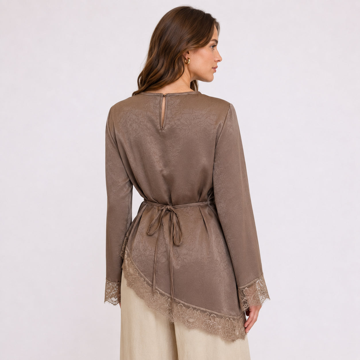 [2026.NOHO] Maglia Satinata Con Dettaglio Pizzo