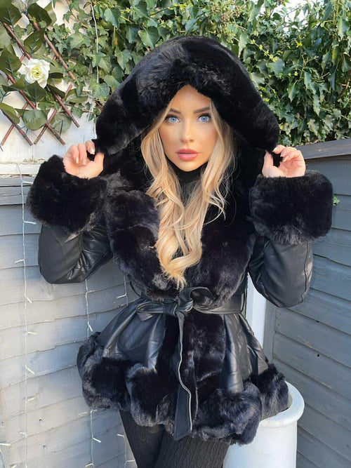 Cappotto con cappuccio in pelliccia e cintura