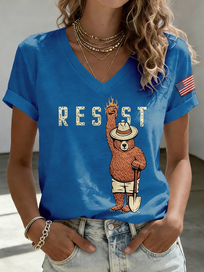 T-shirt con stampa scollo a V vintage "Resist Save The Forest Service"