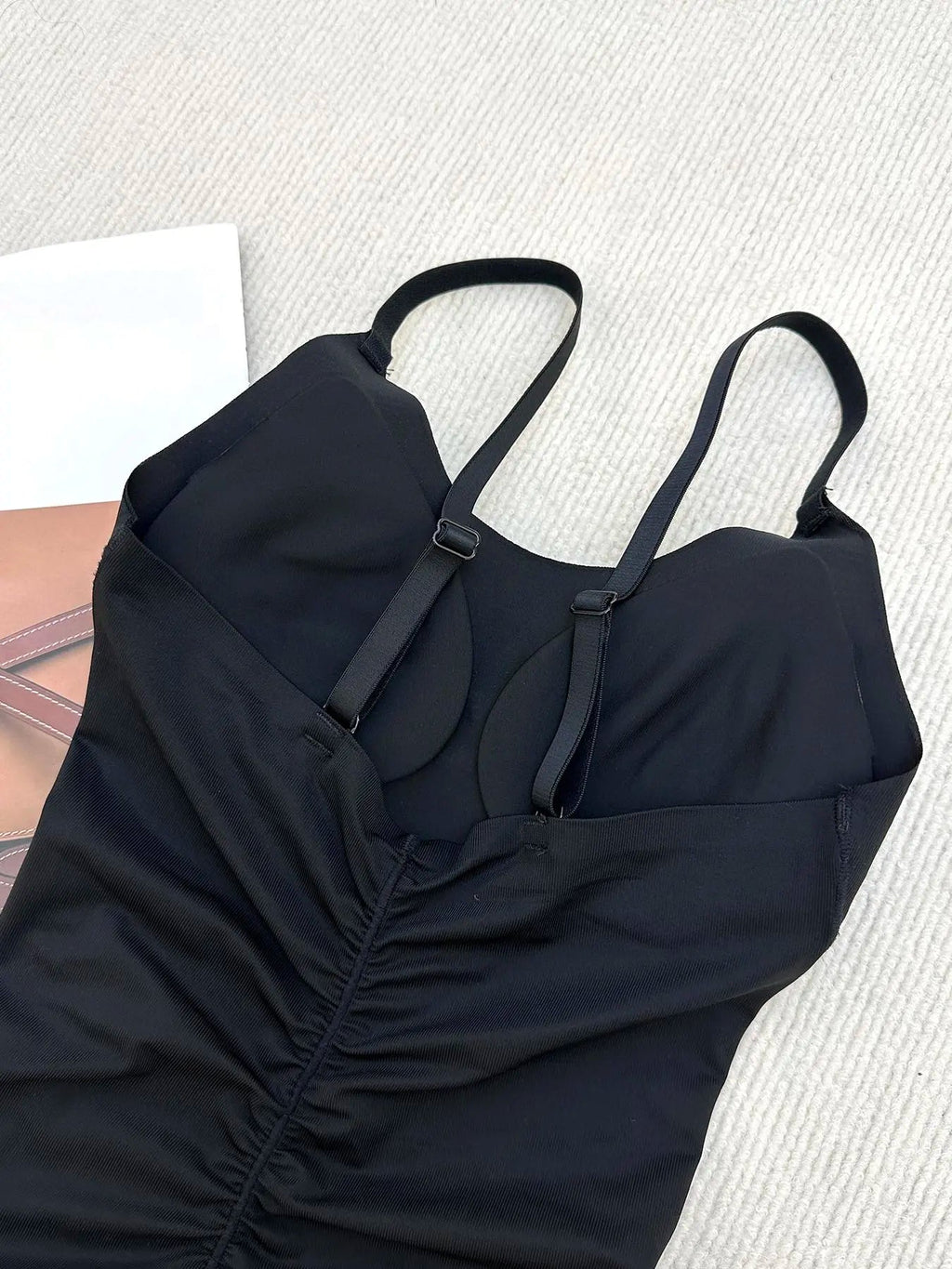 Body gainant pour femme avec bretelles spaghetti réglables et dos nu, vêtement d'été, body basique tricoté uni froncé sans coutures et sans armatures pour l'été, gaine sculptante pour femme au quotidien