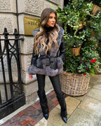 Manteau à capuche en fourrure ceinturé