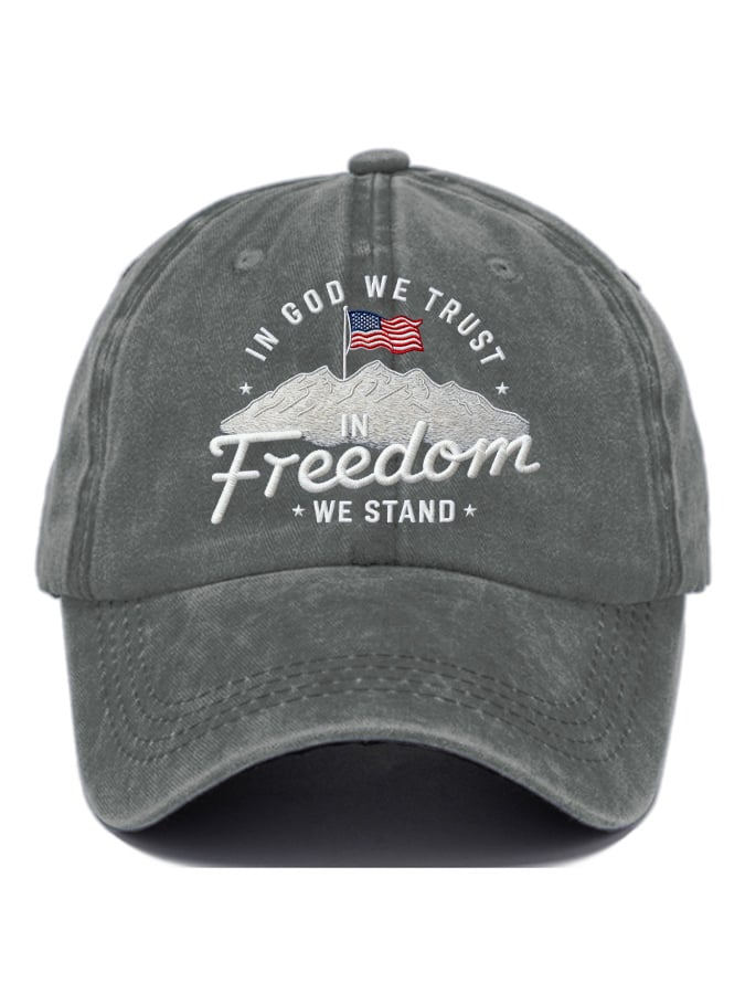Berretto da baseball stampato "In God We Trust In Freedom We Stand" dal taglio rilassato