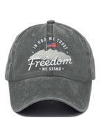 Berretto da baseball stampato "In God We Trust In Freedom We Stand" dal taglio rilassato