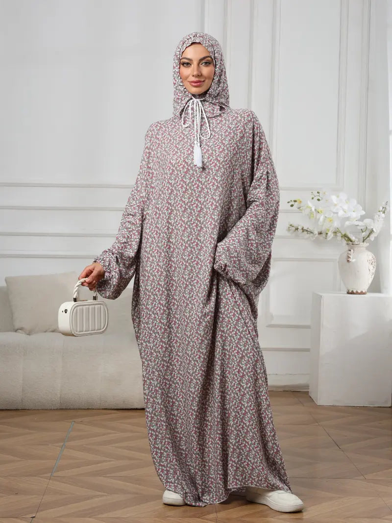 Robe florale grande taille avec capuche et cordon de serrage — coupe ample, manches longues évasées et style à la fois simple et décontracté.