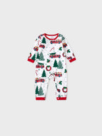Pyjamas à manches longues assortis pour toute la famille avec imprimé sapins et voitures de Noël, et chaussettes de Noël multicolores