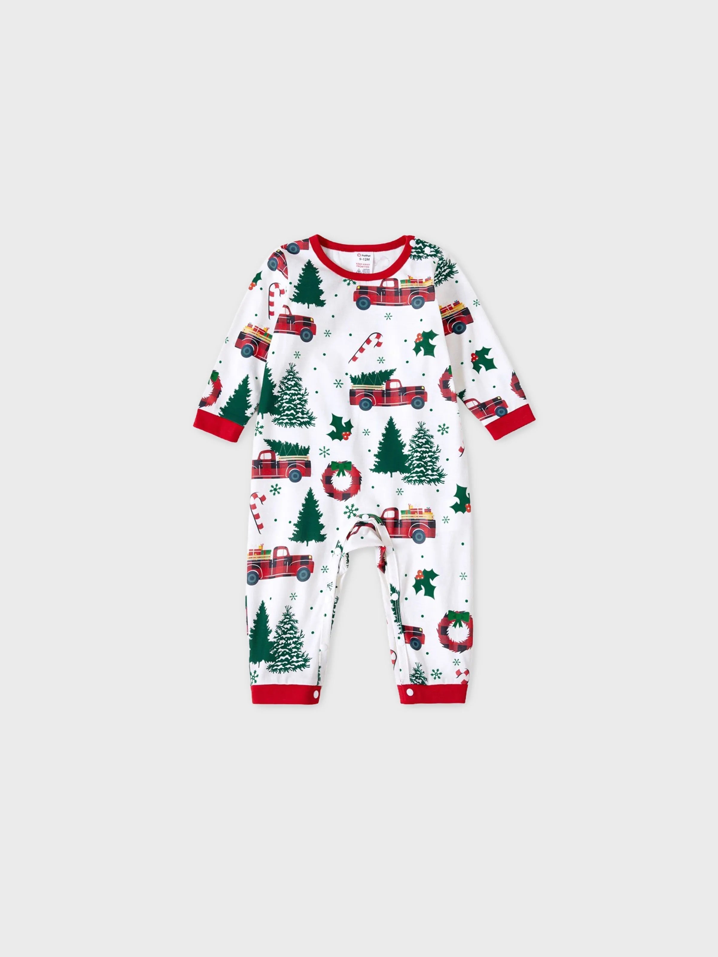 Pyjamas à manches longues assortis pour toute la famille avec imprimé sapins et voitures de Noël, et chaussettes de Noël multicolores