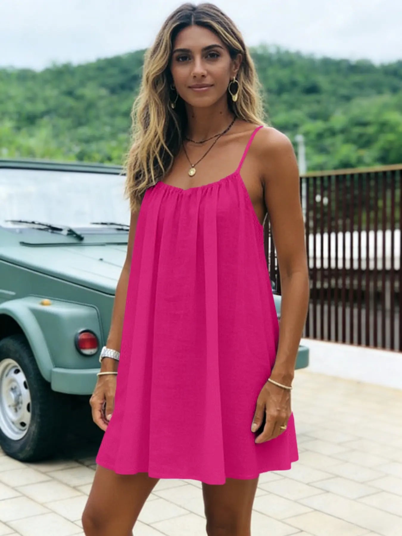 Nouvelle Robe Courte Unie à Fines Bretelles et Dos Nu