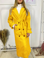 Questo cappotto doppiopetto presenta chiusura a bottoni, cintura integrata e pratiche tasche, rivelando un'eleganza raffinata e una versatilità pratica.