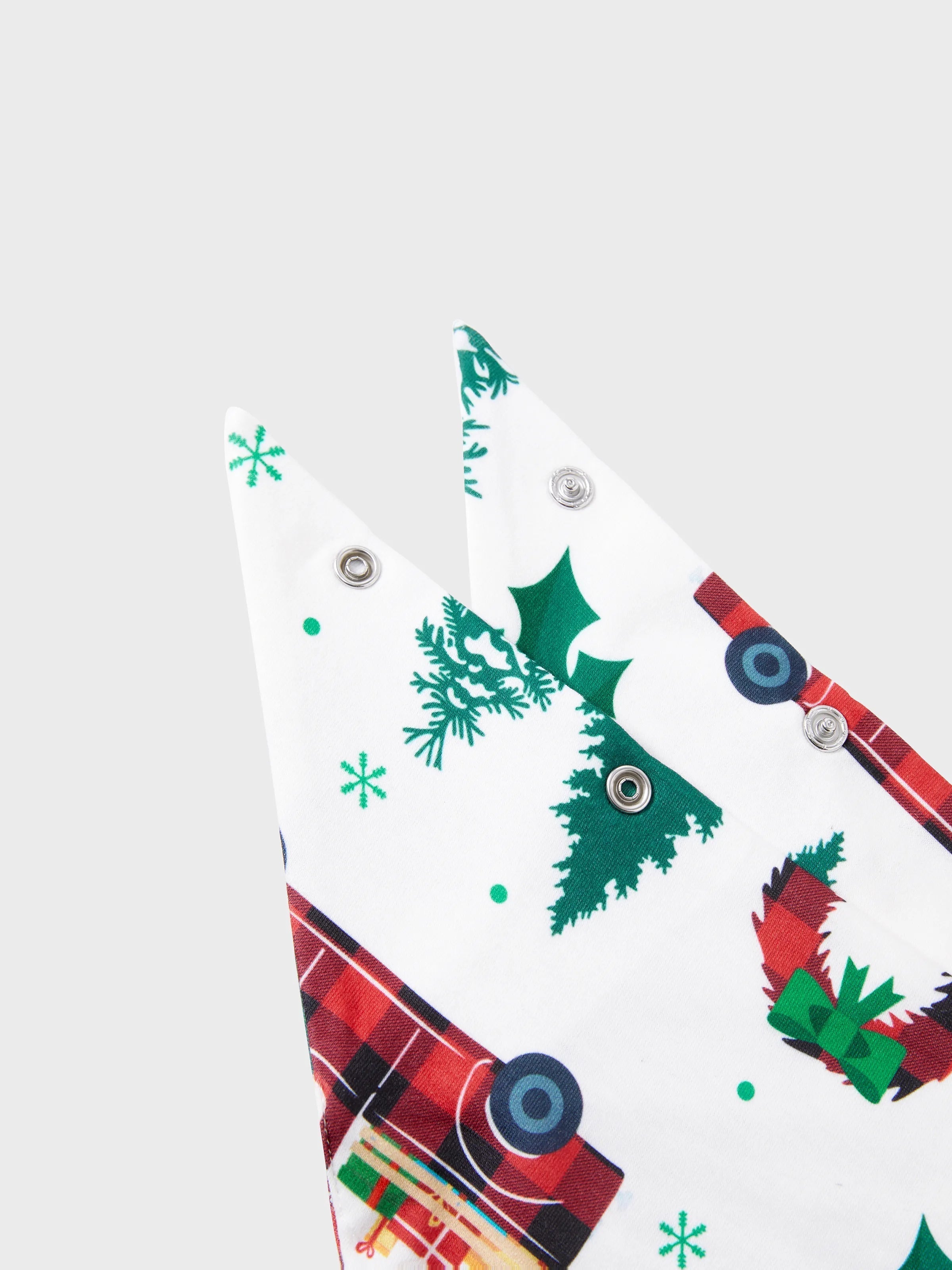 Pyjamas à manches longues assortis pour toute la famille avec imprimé sapins et voitures de Noël, et chaussettes de Noël multicolores