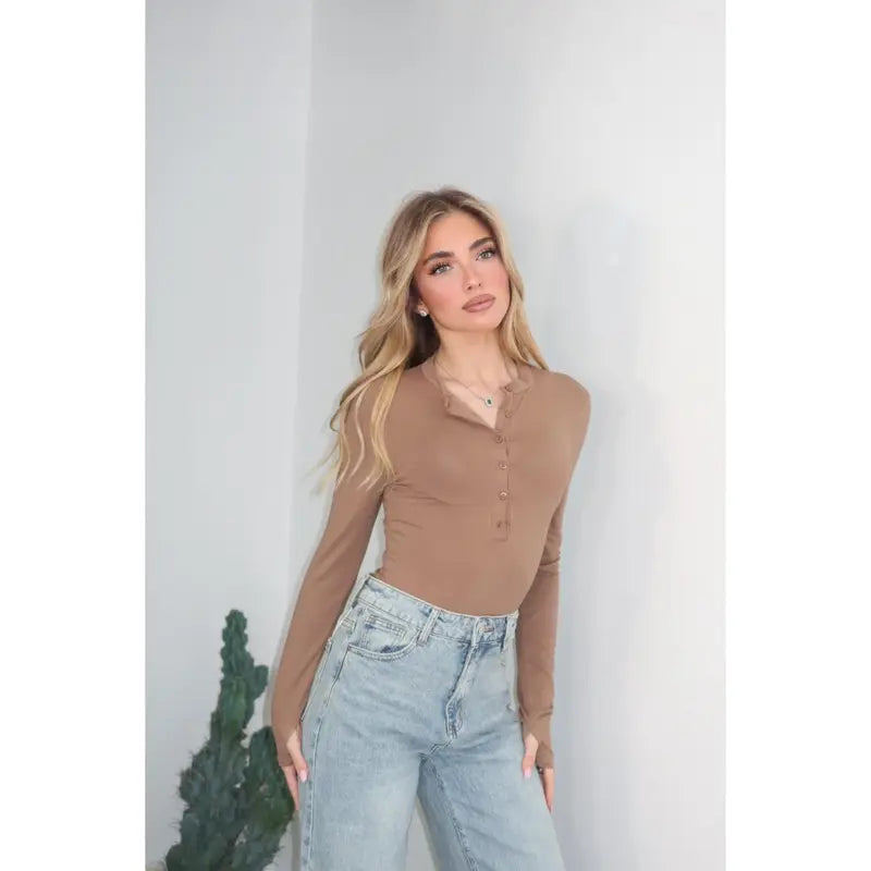 T-shirt aderente con bottoni