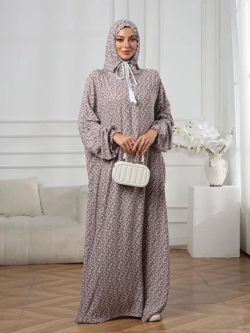 Robe florale grande taille avec capuche et cordon de serrage — coupe ample, manches longues évasées et style à la fois simple et décontracté.