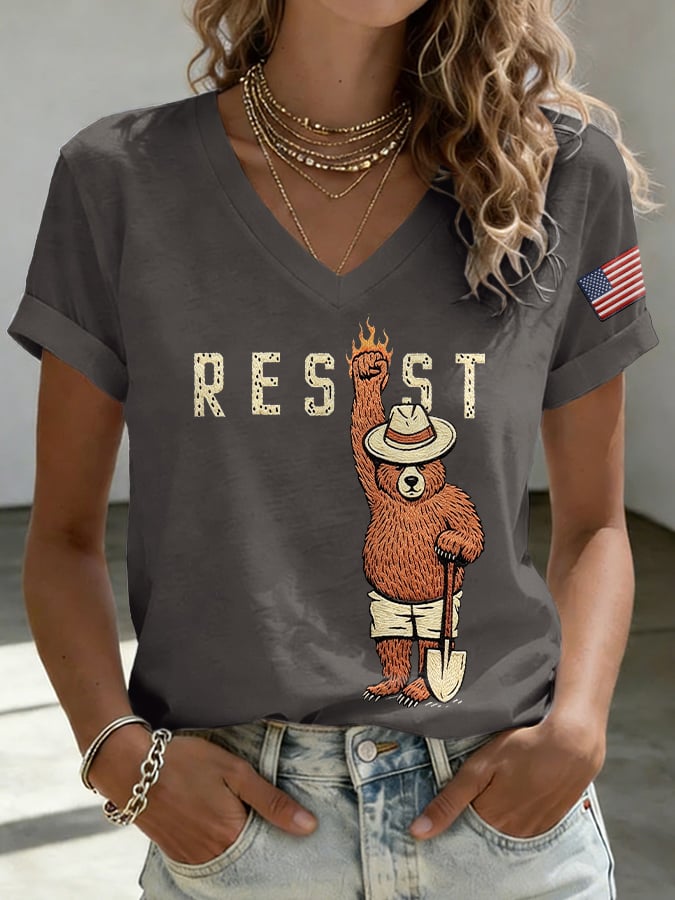T-shirt con stampa scollo a V vintage "Resist Save The Forest Service"