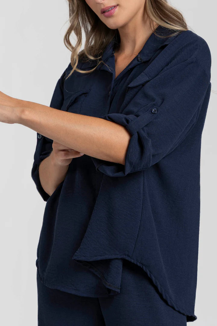 Completo due pezzi: maglia ampia a camicia, pantaloni ampi con elastico in vita.