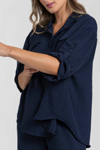 Completo due pezzi: maglia ampia a camicia, pantaloni ampi con elastico in vita.
