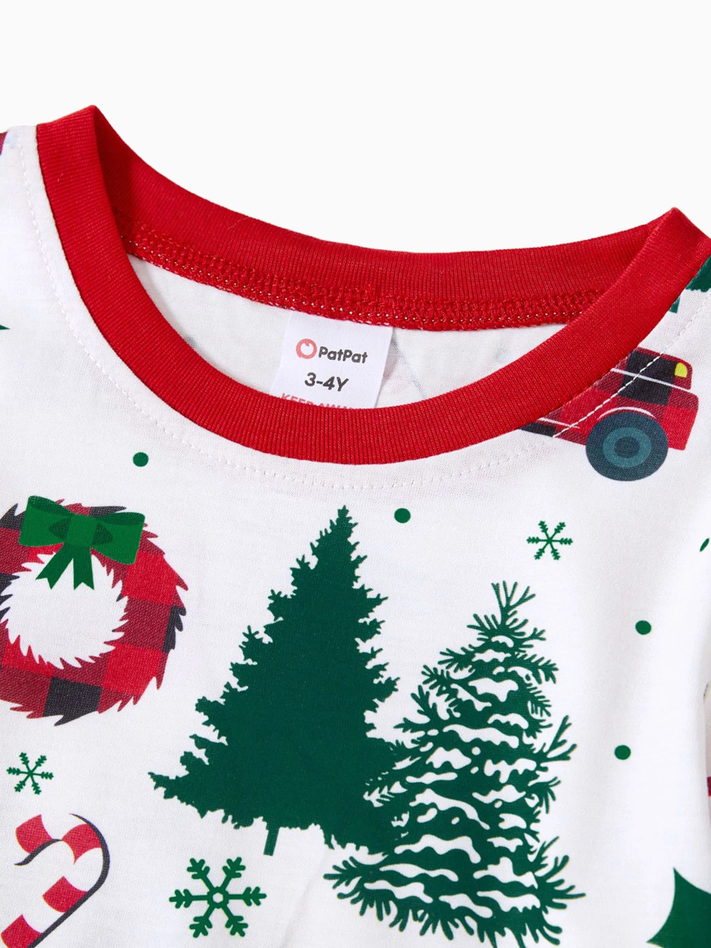 Pyjamas à manches longues assortis pour toute la famille avec imprimé sapins et voitures de Noël, et chaussettes de Noël multicolores