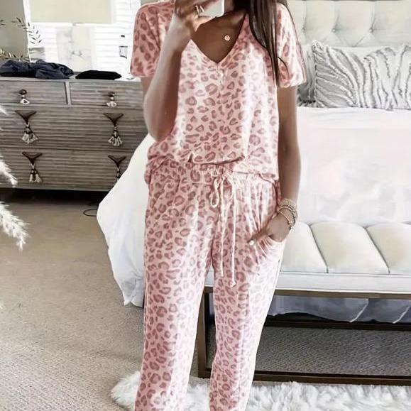 Ensemble de loungewear léopard à col en V pour femme. Cet ensemble deux pièces à la coupe décontractée comprend un haut à manches courtes et un pantalon pour un confort chic et décontracté sans effort.