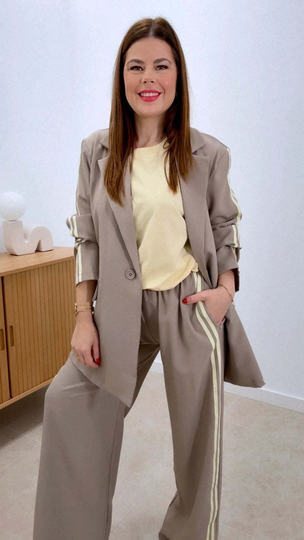 Completo Blazer Classico e Pantaloni Spalmato con Bottoni Frontali e Doppia Banda Laterale—Ideale per Look Professionali e Casual
