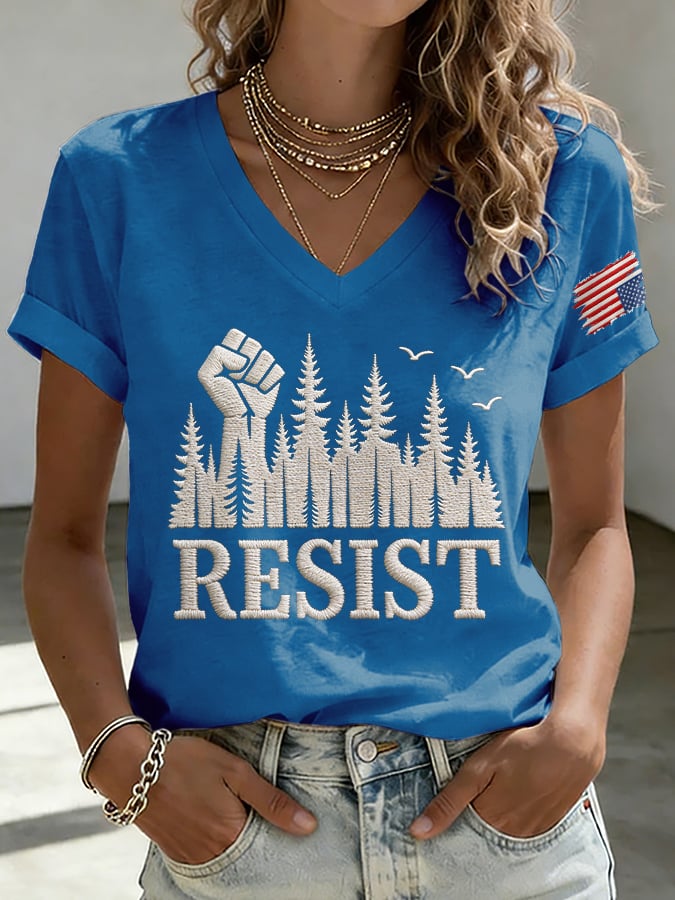 T-Shirt con scollo a V retrò "Resist Save The Forest Service"