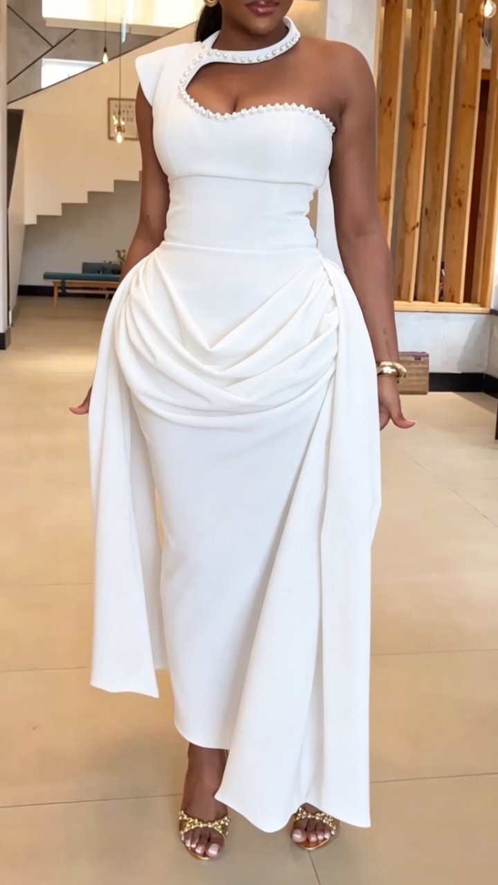 Robe élégante style soirée pour femme, avec perles cousues sur encolure à suspendre et empiècements aux épaules.