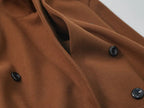 Long manteau croisé avec ceinture et revers, adapté à un usage quotidien et polyvalent.