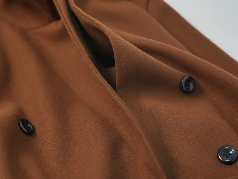 Long manteau croisé avec ceinture et revers, adapté à un usage quotidien et polyvalent.