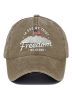 Berretto da baseball stampato "In God We Trust In Freedom We Stand" dal taglio rilassato