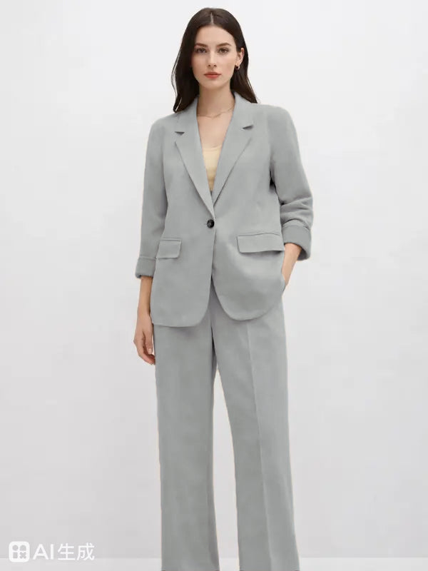 Abito in camoscio — Caratterizzato da una silhouette fluida e moderna.