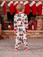 Pyjamas à manches longues assortis pour toute la famille avec imprimé sapins et voitures de Noël, et chaussettes de Noël multicolores