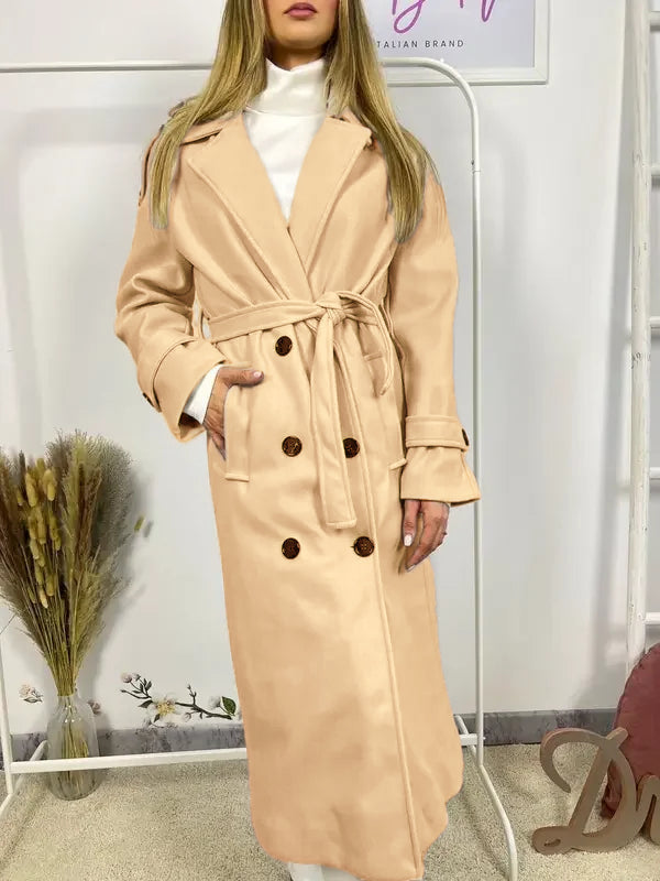 Questo cappotto doppiopetto presenta chiusura a bottoni, cintura integrata e pratiche tasche, rivelando un'eleganza raffinata e una versatilità pratica.