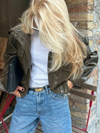 Giacca bomber da moto in ecopelle verde oliva da donna con colletto alla coreana e tasche con patta, capospalla corto a strati casual streetwear