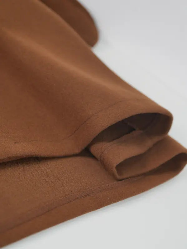 Long manteau croisé avec ceinture et revers, adapté à un usage quotidien et polyvalent.