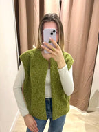 Gilet doux et sans manches pour un look chic et confortable.