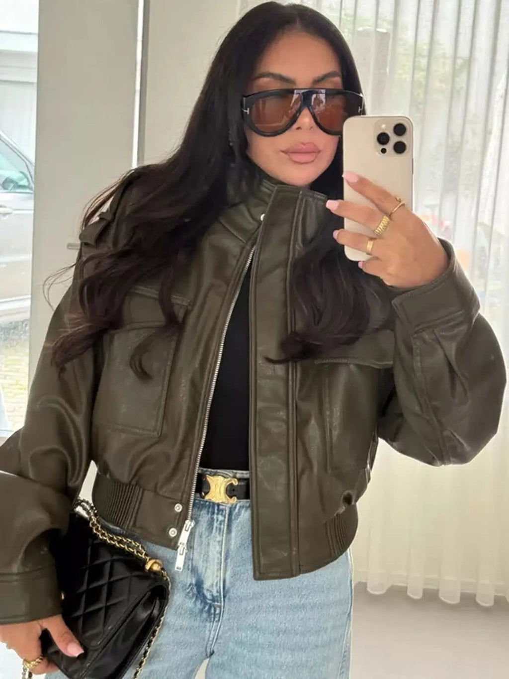 Giacca bomber da moto in ecopelle verde oliva da donna con colletto alla coreana e tasche con patta, capospalla corto a strati casual streetwear