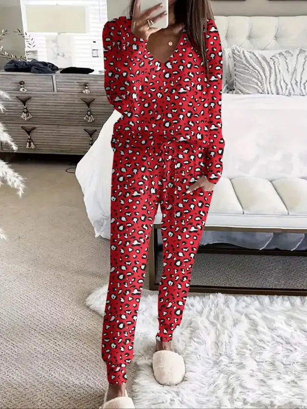 Ensemble de loungewear léopard à col en V pour femme. Cet ensemble deux pièces à la coupe décontractée comprend un haut à manches courtes et un pantalon pour un confort chic et décontracté sans effort.