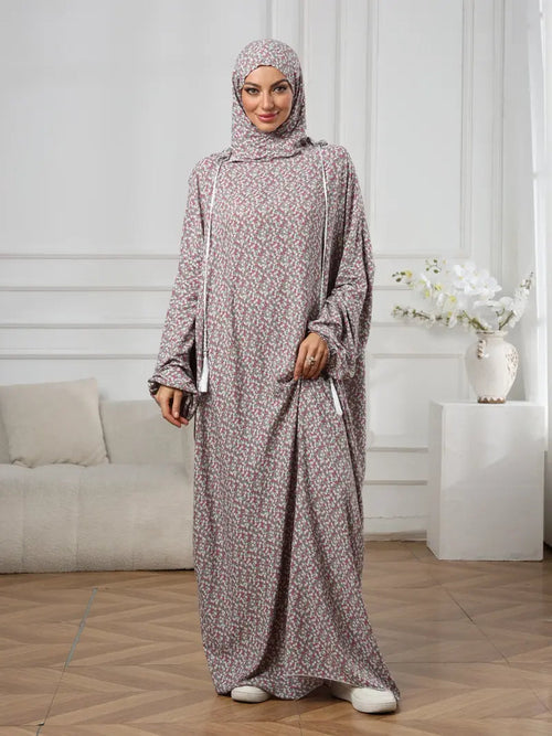 Robe florale grande taille avec capuche et cordon de serrage — coupe ample, manches longues évasées et style à la fois simple et décontracté.