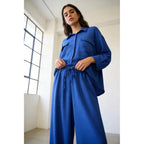 Completo due pezzi: maglia ampia a camicia, pantaloni ampi con elastico in vita.