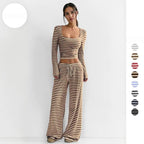 Co-ord da donna con crop top a maniche lunghe a righe con scollo quadrato morbido e pantaloni a vita bassa a gamba larga, outfit due pezzi minimalista, abbigliamento comodo da donna