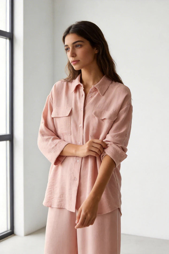Completo due pezzi: maglia ampia a camicia, pantaloni ampi con elastico in vita.