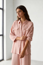 Completo due pezzi: maglia ampia a camicia, pantaloni ampi con elastico in vita.