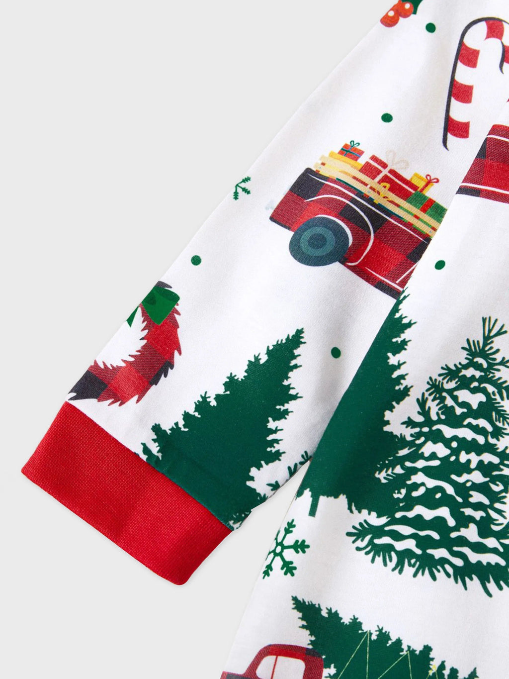 Pyjamas à manches longues assortis pour toute la famille avec imprimé sapins et voitures de Noël, et chaussettes de Noël multicolores