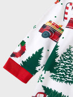 Pyjamas à manches longues assortis pour toute la famille avec imprimé sapins et voitures de Noël, et chaussettes de Noël multicolores