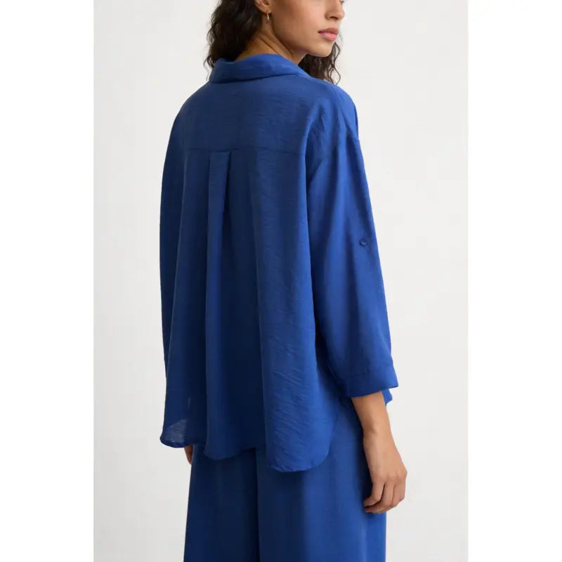 Completo due pezzi: maglia ampia a camicia, pantaloni ampi con elastico in vita.