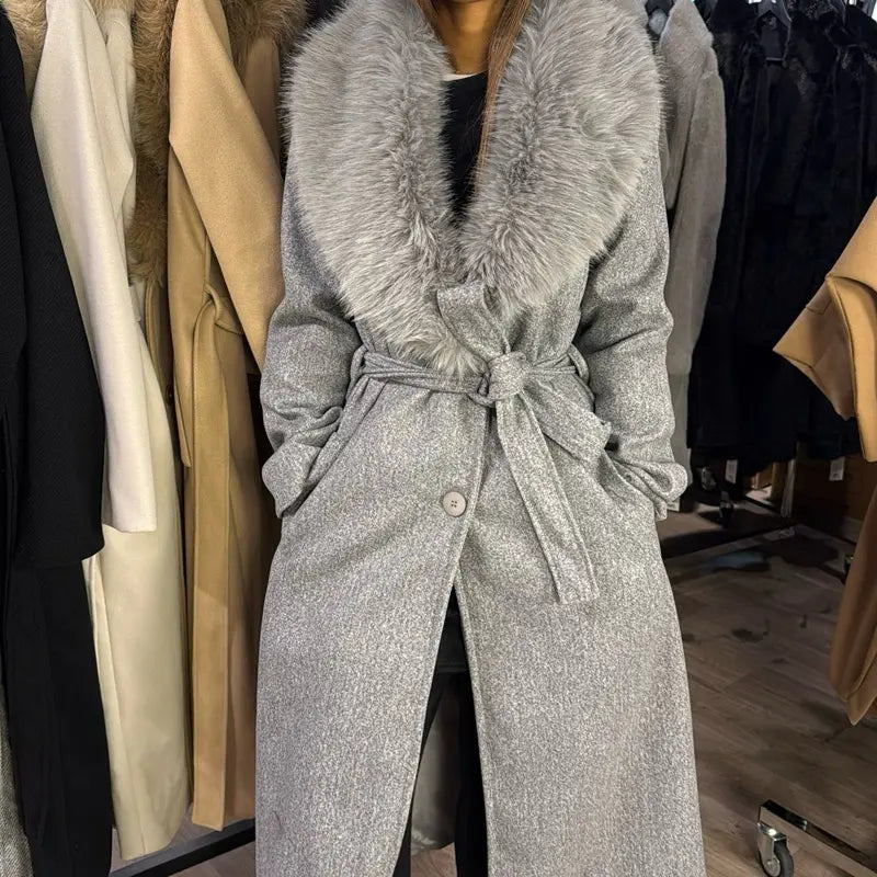 Cappotto con Collo di Pelliccia di Alta Qualità - Chic ed Elegante, Progettato per un Look di Stile e Confortevole.