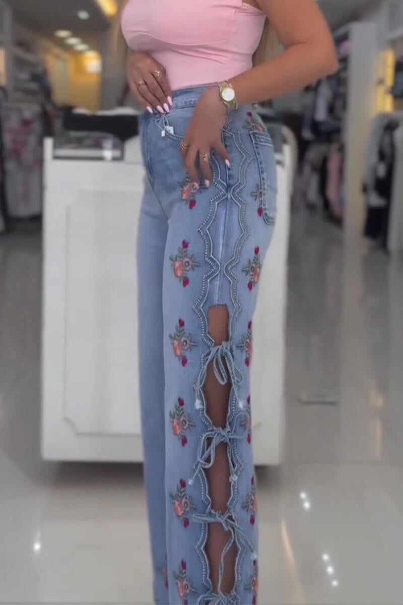 Jeans décontracté femme taille haute brodé sur les côtés avec découpes et bretelles, jambe large