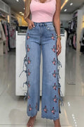 Jeans décontracté femme taille haute brodé sur les côtés avec découpes et bretelles, jambe large