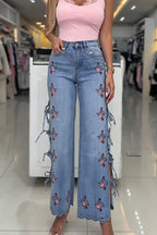 Jeans décontracté femme taille haute brodé sur les côtés avec découpes et bretelles, jambe large