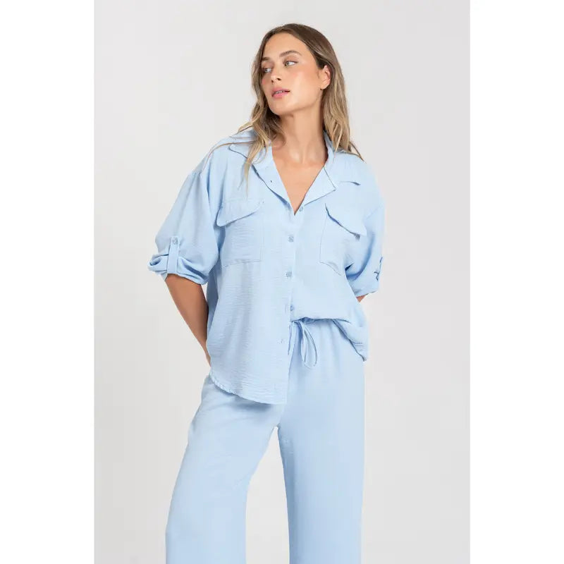 Completo due pezzi: maglia ampia a camicia, pantaloni ampi con elastico in vita.