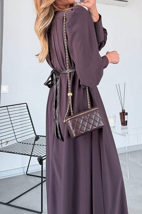 Abito lungo elegante da donna con scollo a V profondo e maniche a lanterna in pelle in vita