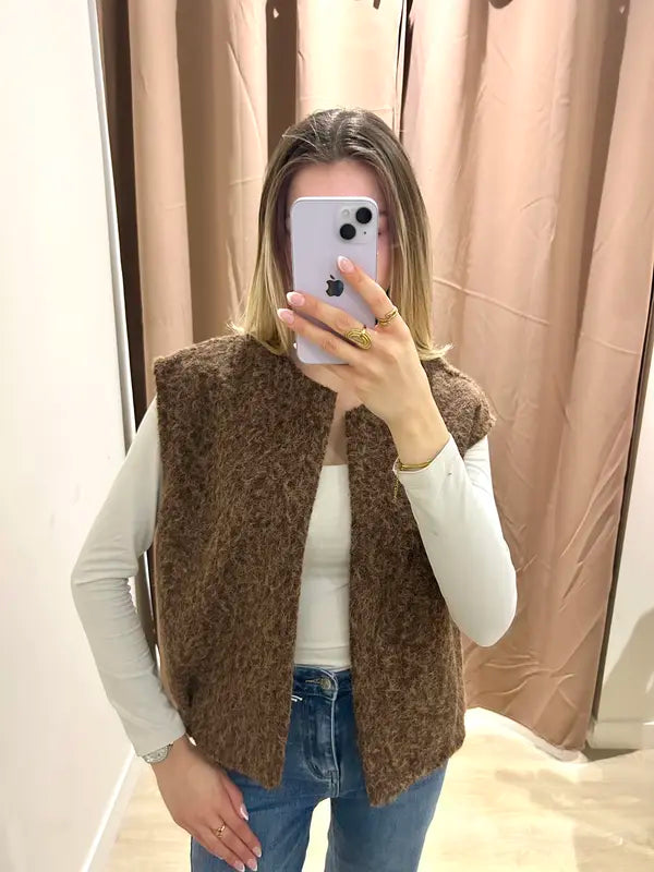 Gilet doux et sans manches pour un look chic et confortable.